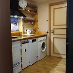 Parlament Aparthotel 3*
