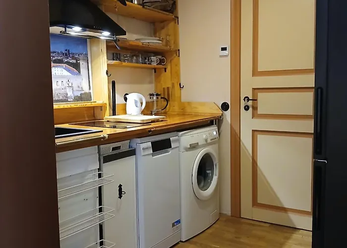 Parlament Aparthotel 3*